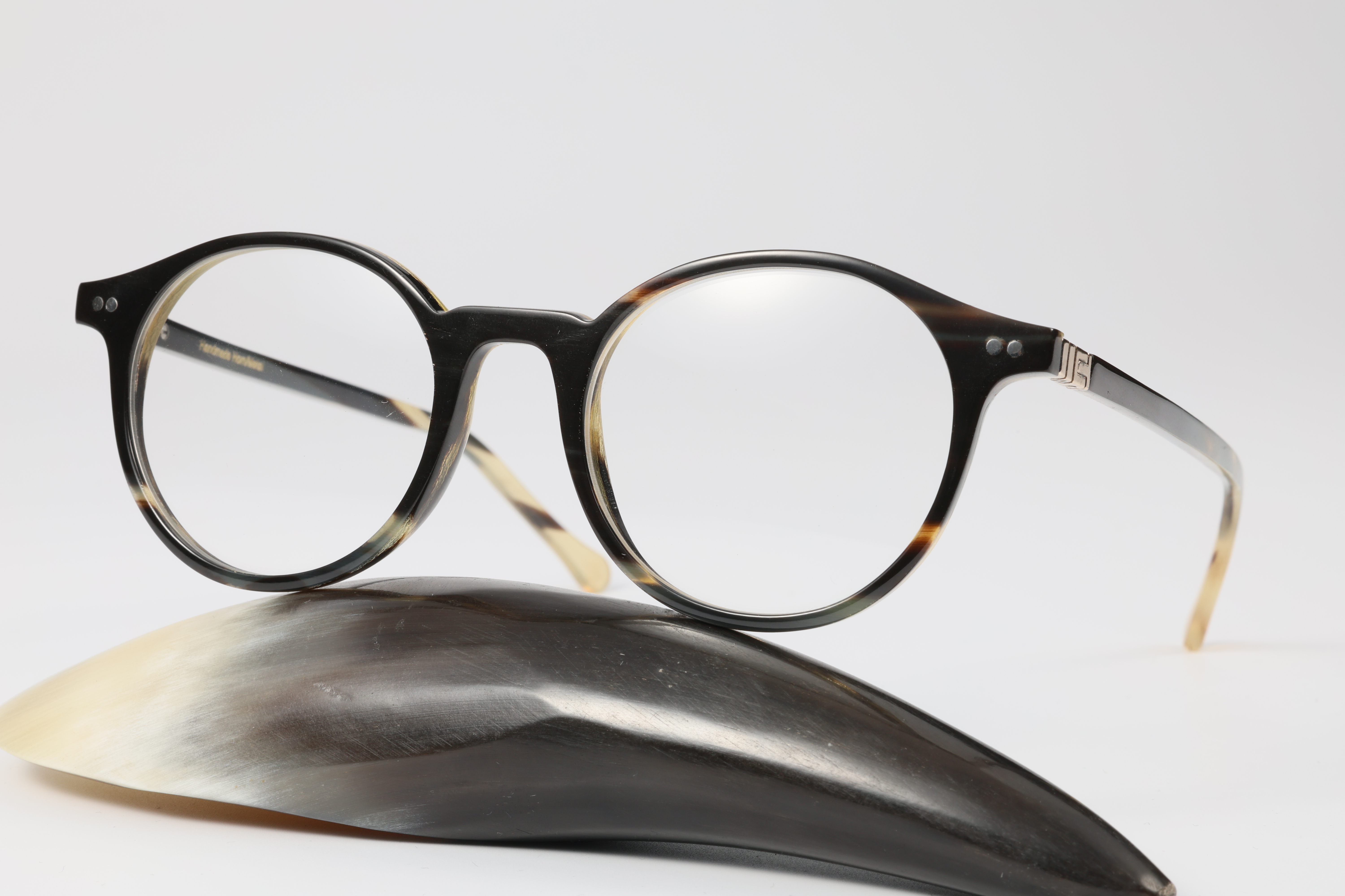 What is the difference between horn glasses and traditional glasses?